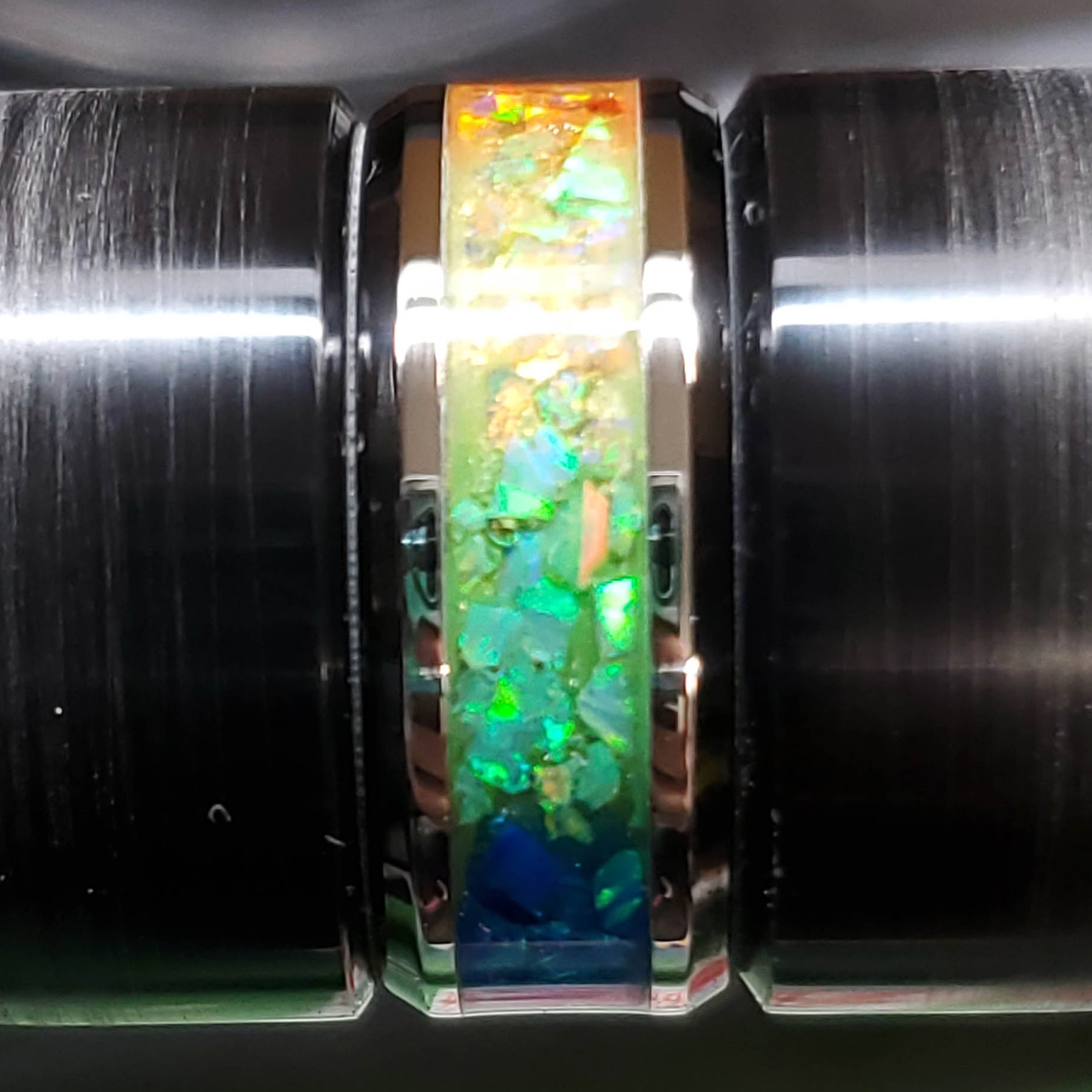Rainbow ring showing yellow to green to blue