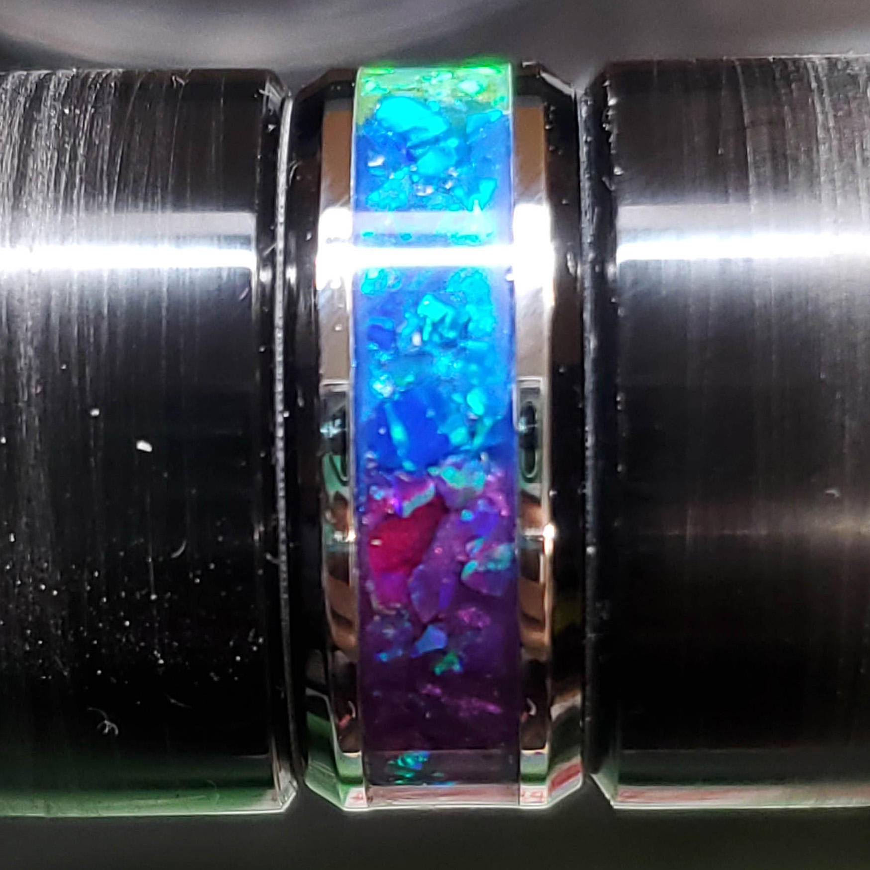 Rainbow ring showing green to blue to purple